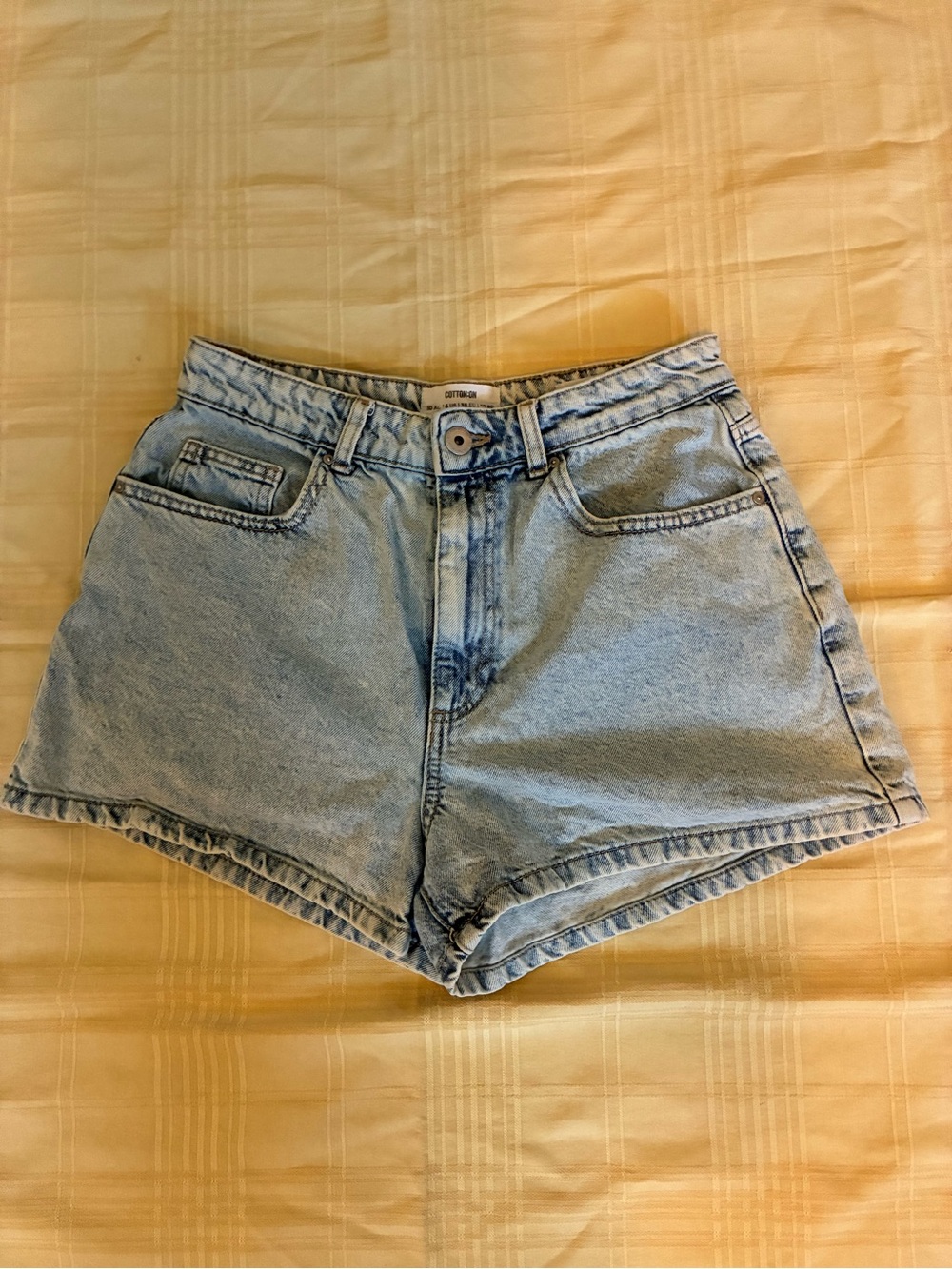 Cotton On “mom jeans”Light Wash High-Rise Denim Jean Shorts